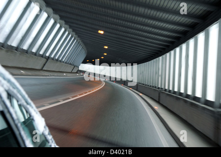 Détail de tunnel voiture s'allumer avec lumière du jour Banque D'Images