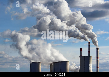 Fumeurs tours de refroidissement de centrales au charbon Banque D'Images