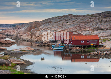 Cabanes de pêcheurs en bois le long de la côte à Ramsvik, Bohuslän, Suède Banque D'Images