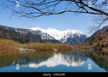 Les sommets de montagnes de Hotaka reflète dans l'Étang Taisho dans la région Kamikochi des Alpes Japonaises Banque D'Images