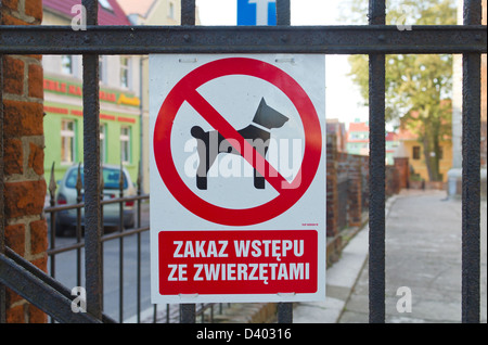 Treptow an der Rega, Pologne, chien panneau d'avertissement sur une clôture Banque D'Images