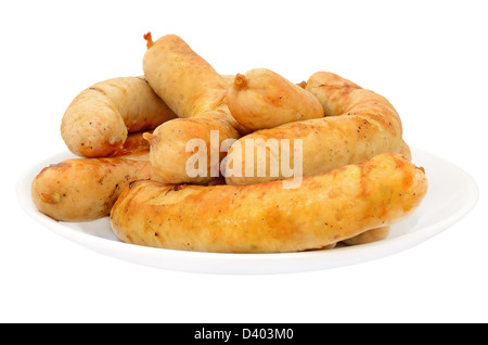 Saucisses de poulet grillé sur une plaque isolé sur fond blanc Banque D'Images