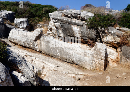 Kouros d'Apollon jette abandonnés dans une ancienne carrière de marbre près du village côtier de Apollonas. Naxos Cyclades Grèce Banque D'Images