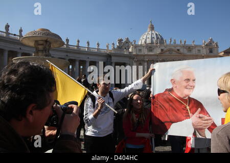 27 févr. 2013 LE PAPE BENOÎT XVI AUDIENCE GÉNÉRALE finale avant qu'il quitte le jeudi à Saint Peter's square, Vatican, Rome Banque D'Images