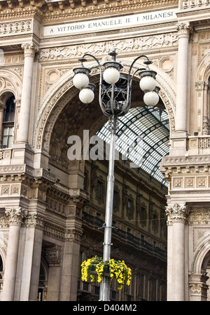 Entrée voûtée géant à la Galleria Vittorio Emanuele II Milan Milano Lombardie Italie Europe Banque D'Images