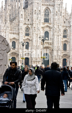 Couple musulman et bébé marche à travers la Piazza Duomo Milan Lombardie Italie Europe Banque D'Images