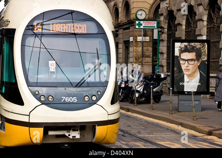 Scène de rue avec passage de tramway électrique moderne annonce Dolce & Gabbana Milan Lombardie Italie Europe Banque D'Images