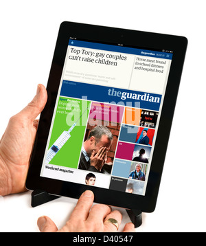 Le journal The Guardian app sur un iPad 4e génération, UK Banque D'Images