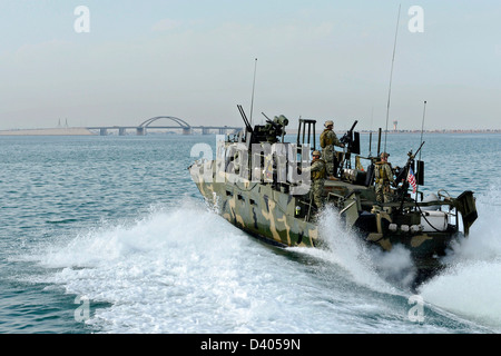 US Navy SEALS mener des opérations de patrouille à bord d'un bateau fluvial, commande le 23 février 2013 dans le port de Bahreïn. Banque D'Images