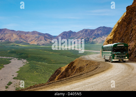 Navette bus visiteurs sur l'accès limité Denali Park Road, Denali National Park, Alaska, USA. Col polychrome Banque D'Images