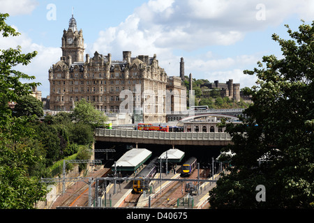 Vue vers l'est plus de la gare de Waverley et le pont en direction de l'Hôtel Balmoral dans le centre-ville d'Édimbourg, Écosse, Royaume-Uni Banque D'Images