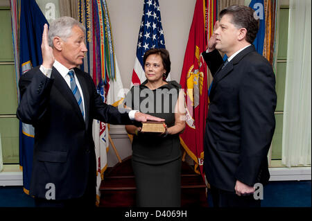 Chuck Hagel est assermenté à titre de 24e Secrétaire à la défense par Michael Rhodes, Directeur adjoint de l'administration et de la gestion comme son épouse Lilibet tient la bible au Pentagone le 27 février 2013 à Arlington, VA. Banque D'Images