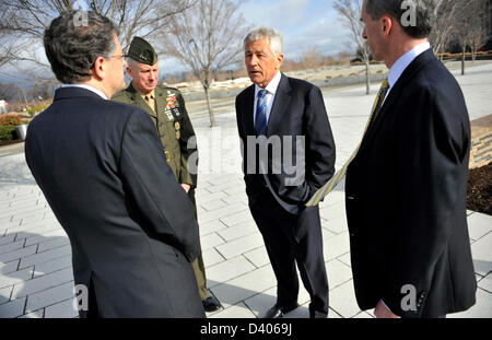 Le secrétaire américain à la défense Chuck Hagel a bénéficié d'une visite guidée de l'9-11 Memorial par Michael Rhodes (gauche) le directeur de l'administration et de la gestion, de même que le général Thomas Waldhauser SMA et Marcel Lettre, (à droite), adjoint spécial du Secrétaire de la défense peu après avoir prêté serment d'office que le nouveau secrétaire le 27 février 2013 à Arlington, VA. Banque D'Images