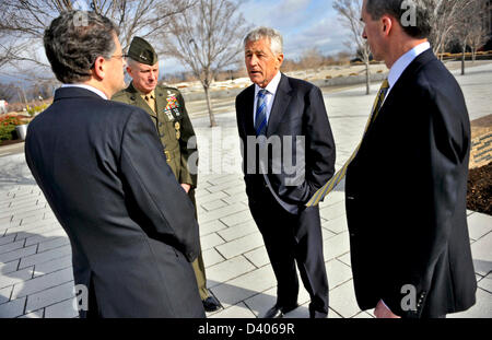 24 nouvellement assermenté ministre de la Défense Chuck Hagel a fait la visite du Pentagone 9-11 Memorial par Michael L. Rhodes, à gauche, le directeur de l'administration et de la gestion, de même que le général Thomas Waldhauser SMA et Marcel J. Lettre, droite, l'assistant spécial du Secrétaire de la Défense, peu après avoir pris le serment d'office, le 27 février, 2013. Banque D'Images