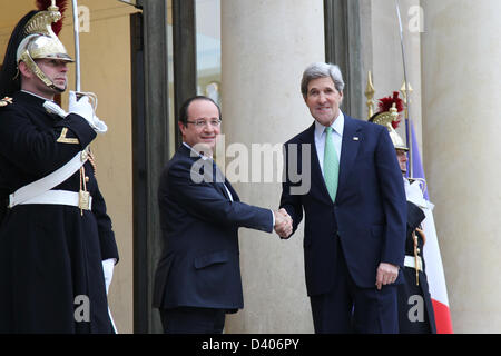 Le secrétaire d'Etat américain John Kerry, serre la main du Président français François Hollande à son arrivée à l'Elysée le 27 février 2013 à Paris, France. Kerry est sur un voyage de 11 jours, sa première en tant que secrétaire d'état l'arrêt à Londres, Berlin, Paris, Rome, Istanbul, Le Caire, Dubaï, Abu Dhabi et Doha. Banque D'Images