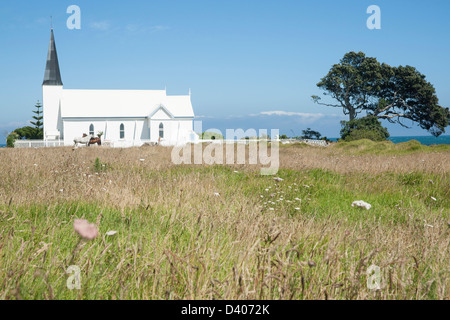 L'église blanche traditionnelle, sur la côte de réglage. Banque D'Images