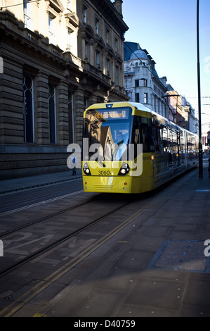 Tramway Metrolink sur les rues de Manchester Banque D'Images