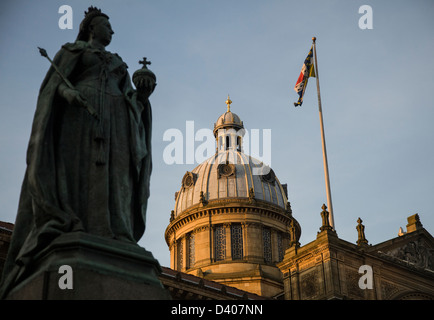 Une statue de la reine Victoria s'oppose à l'arrière de la chambre du conseil de ville de Birmingham, West Midlands, Royaume-Uni. Banque D'Images