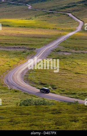 Navette bus visiteurs sur un accès limité Denali Park Road, Denali National Park, Alaska, USA. Vue ouest f Stony Hill donnent sur Banque D'Images