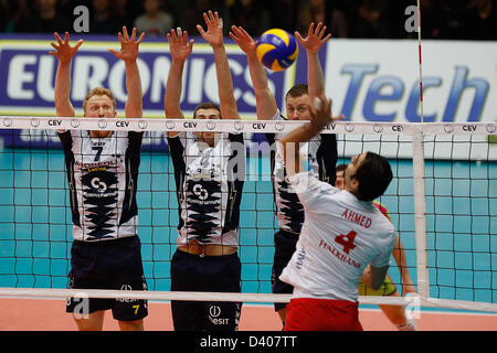 Latina, Italie. 27 février 2013. La Latina mur bloquant en action lors de la finale de la Coupe CEV de volley-ball 1ère manche entre Andreoli Latina et Halkbank Ankara de l'Palabianchini Hall à Latina. Credit : Action Plus de Sports / Alamy Live News Banque D'Images