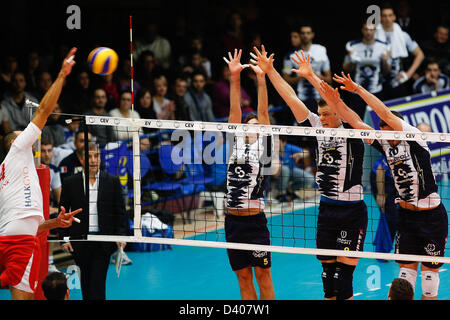 Latina, Italie. 27 février 2013. Le mur de Latina en action lors de la finale de la Coupe CEV de volley-ball 1ère manche entre Andreoli Latina et Halkbank Ankara de l'Palabianchini Hall à Latina. Credit : Action Plus de Sports / Alamy Live News Banque D'Images