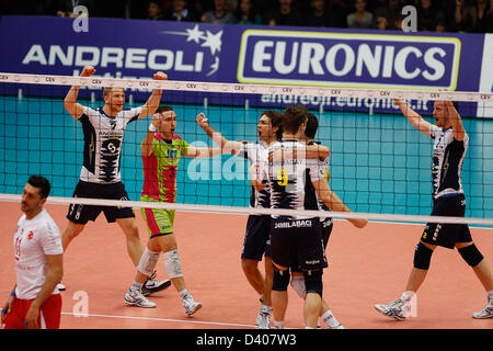 Latina, Italie. 27 février 2013. Andreoli Latina célébrer points pendant la finale de la Coupe CEV de volley-ball 1ère manche entre Andreoli Latina et Halkbank Ankara de l'Palabianchini Hall à Latina. Credit : Action Plus de Sports / Alamy Live News Banque D'Images