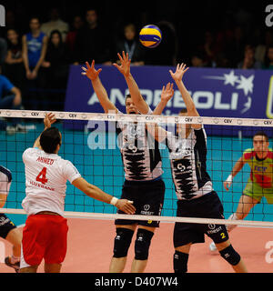 Latina, Italie. 27 février 2013. ABDELHAY Ahmed en action lors de la finale de la Coupe CEV de volley-ball 1ère manche entre Andreoli Latina et Halkbank Ankara de l'Palabianchini Hall à Latina. Credit : Action Plus de Sports / Alamy Live News Banque D'Images