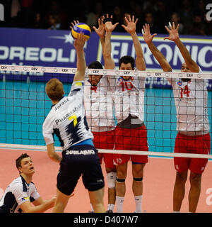 Latina, Italie. 27 février 2013. Jakub Jarosz Wladyslaw en action lors de la finale de la Coupe CEV de volley-ball 1ère manche entre Andreoli Latina et Halkbank Ankara de l'Palabianchini Hall à Latina. Credit : Action Plus de Sports / Alamy Live News Banque D'Images