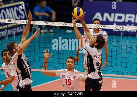 Latina, Italie. 27 février 2013. Daniele Sottile dans la mise en action pendant la finale de la Coupe CEV de volley-ball 1ère manche entre Andreoli Latina et Halkbank Ankara de l'Palabianchini Hall à Latina. Credit : Action Plus de Sports / Alamy Live News Banque D'Images