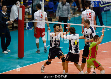 Latina, Italie. 27 février 2013. Andreoli Latina célébrer points pendant la finale de la Coupe CEV de volley-ball 1ère manche entre Andreoli Latina et Halkbank Ankara de l'Palabianchini Hall à Latina. Credit : Action Plus de Sports / Alamy Live News Banque D'Images