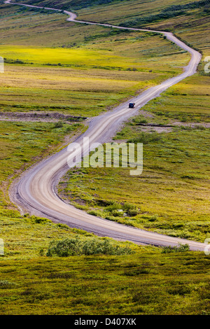 Navette bus visiteurs sur un accès limité Denali Park Road, Denali National Park, Alaska, USA. Vue ouest f Stony Hill donnent sur Banque D'Images