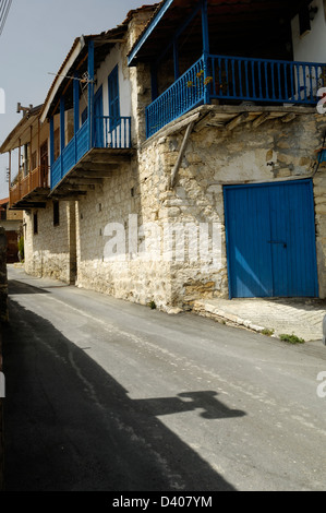 Porte bleue et d'un balcon, de Vouni Banque D'Images