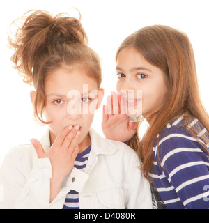 Enfants whispering secrets secrets choquants et scandale gossip Banque D'Images