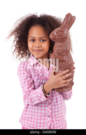 African Asian girl holding un lapin en chocolat géant, isolé sur fond blanc Banque D'Images