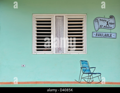 Des chaises à bascule sur un porche, Vinales, province de Pinar del Rio, Cuba Banque D'Images