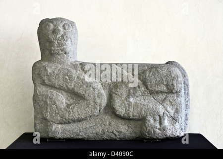 Précolombien art mésoaméricain superbe jaguar chac mool statue en pierre affiche dans Santo Domingo de Musée des Cultures de Oaxaca au Mexique Banque D'Images