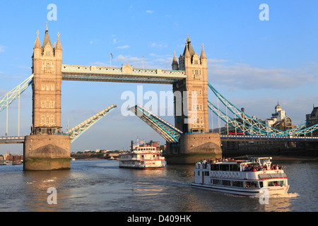 Tower Bridge ouvrir avec plaisir en passant par bateau de croisière, Tamise, Londres, Angleterre, Royaume-Uni, Grande Bretagne, FR Banque D'Images