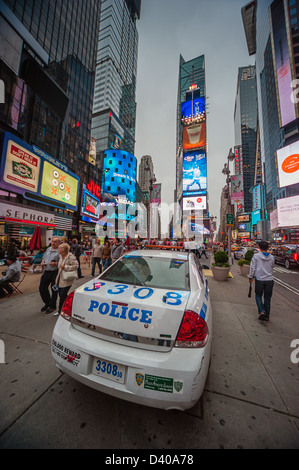 Assurer la sécurité de la police pour les millions de visiteurs à New York Times Square Banque D'Images