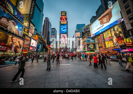 Les touristes prendre dans les vues et les lumières de Times Square New York City Banque D'Images