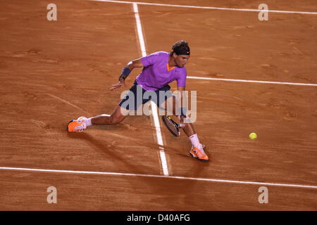 Acapulco, Mexique. 27 février 2013. Rafael Nadal de l'Espagne pour une balle au cours de l'Open de Tennis 2013 du Mexique à Acapulco, Mexique Crédit : Mauricio Paiz / Alamy Live News Banque D'Images