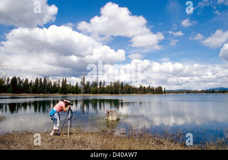 Femme photographe takeing une photographie de la cascade des lacs dans l'Oregon Banque D'Images