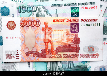 Billet de 5000 roubles et 1000 roubles billets russes en arrière-plan Banque D'Images