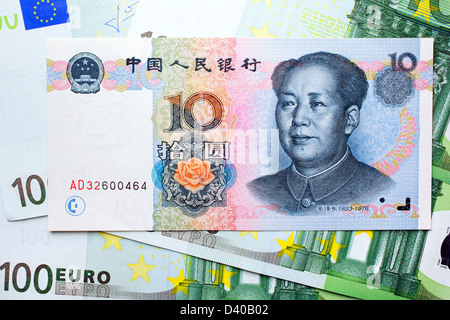 Billet de 10 yuans avec Mao Zedong et 100 billets en arrière-plan Banque D'Images