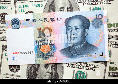 Billet de 10 yuans avec Mao Zedong et 100 dollars de billets en arrière-plan Banque D'Images