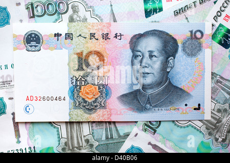 Billet de 10 yuans avec Mao Zedong et 1000 billets en roubles russes en arrière-plan Banque D'Images