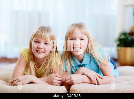 Portrait of happy twins looking at camera at home Banque D'Images