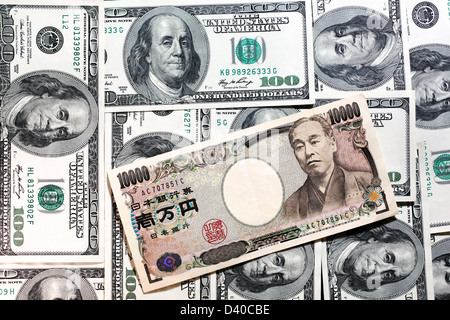 10000 Yen japonais Yukichi Fukuzawa et billets avec 100 Dollars US billets en arrière-plan Banque D'Images