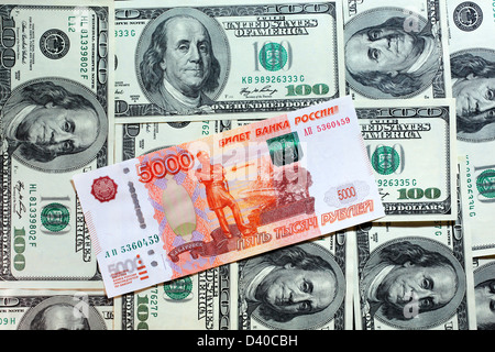Billet de 5000 Roubles russes et 100 US Dollars Euros comme arrière-plan Banque D'Images