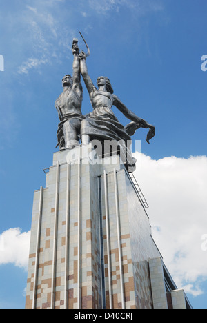 Travailleur et Kolkhozienne - très célèbre monument soviétique faite par Vera Mukhina en 1937 Banque D'Images