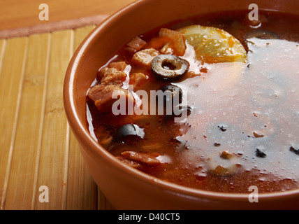 Solianka Solianka.sur la plaque, soupe russe à partir de boeuf, saucisses, poulet, olives et citron Banque D'Images